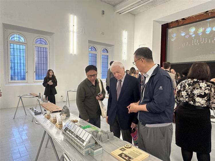 米蘭設計週活動中，台糖土開處副處長陳冠翰(前排)與蘇建儒工程師(第三排)向民眾解說本公司沙崙住宅特色