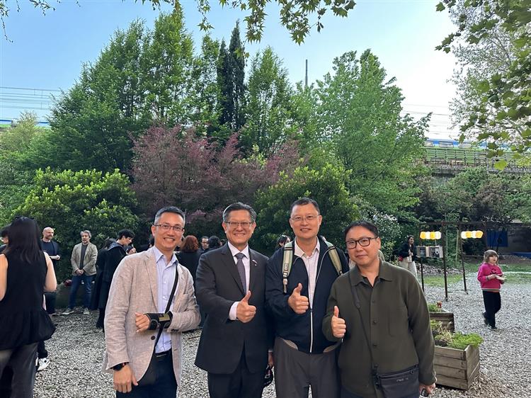 台糖參展人員與駐米蘭台北辦事處處長(左二)林讚南合影