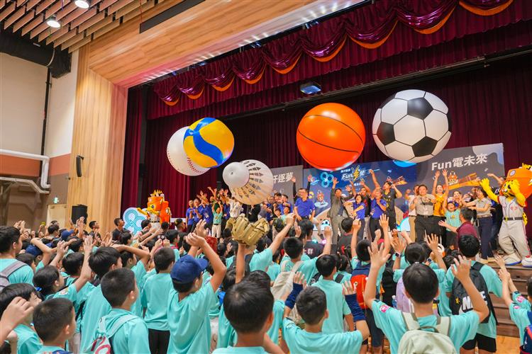 台電球類Fun電營今年暑假於全國12縣市展開棒、排、羽、足、籃五大球類夏令營，12場次共吸引3,600名學童爭搶報名。