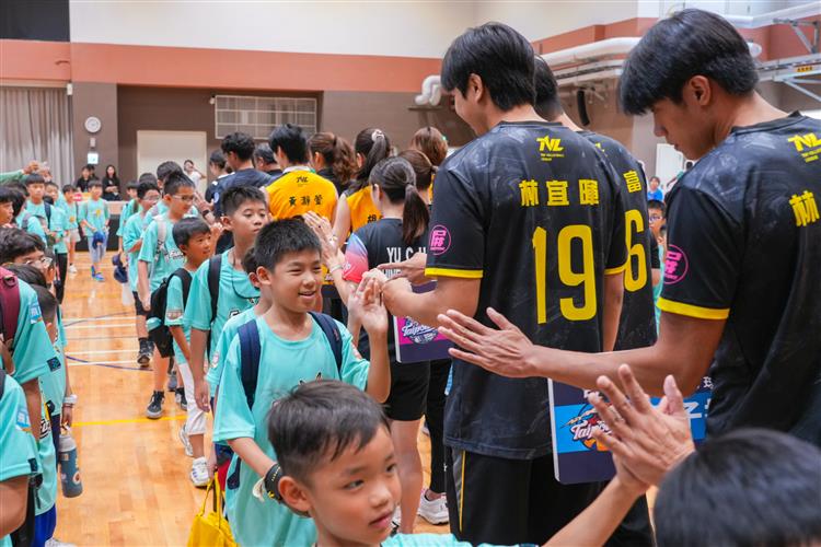 台電球類Fun電營今年暑假於全國12縣市展開棒、排、羽、足、籃五大球類夏令營，12場次共吸引3,600名學童爭搶報名。