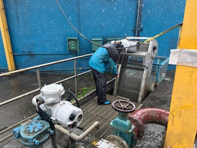 巴威颱風強降雨襲台 台水啟動應變措施_板新廠內廢水污泥抽送井雜物清除作業