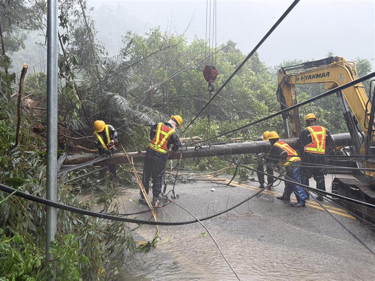 豪雨導致土石崩落，造成電桿倒斷，台電人員於苗栗縣南庄鄉進行搶修。