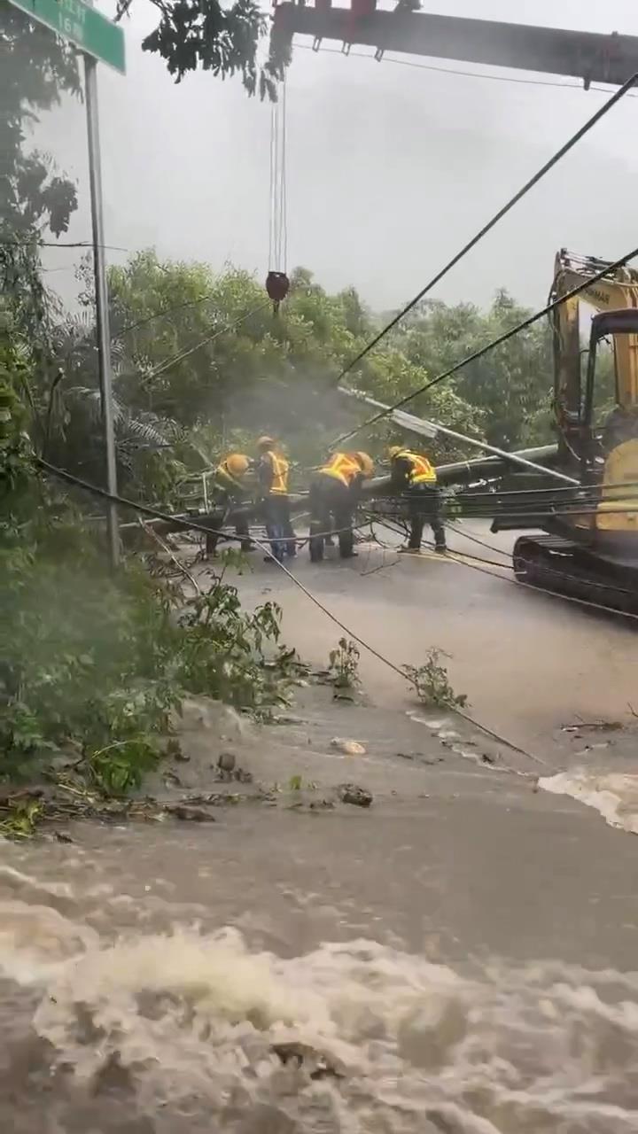 豪雨導致土石崩落，造成電桿倒斷，台電人員於苗栗縣南庄鄉進行搶修。