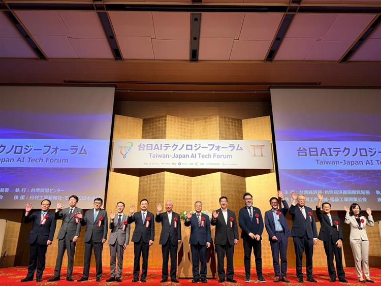經濟部龔明鑫部長(左7)與日本半導體戰略推進議員聯盟榮譽會長甘利明(左6)及山際大志郎會長(左8)合影