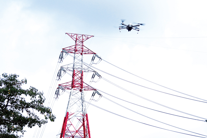 台電近年橫跨發電、輸電與配電系統積極導入無人機技術，與台電第一線人員共同確保國家供電穩定。