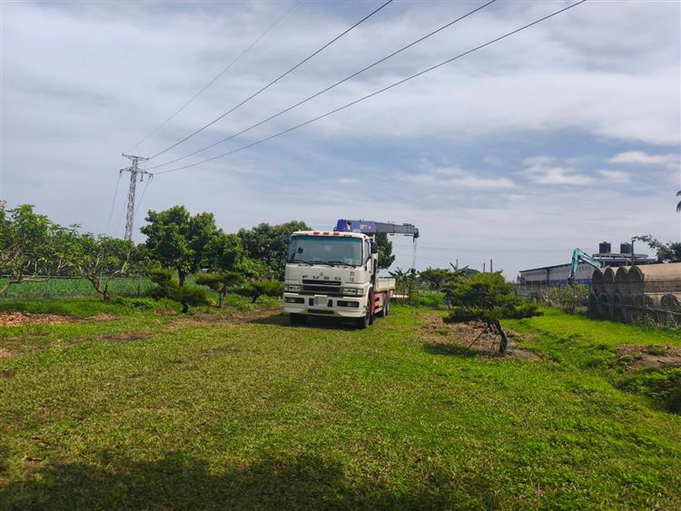 民眾僱用吊車於高壓線路下方清理環境時，未與線路保持安全距離．引發閃絡導致線路跳脫停電。