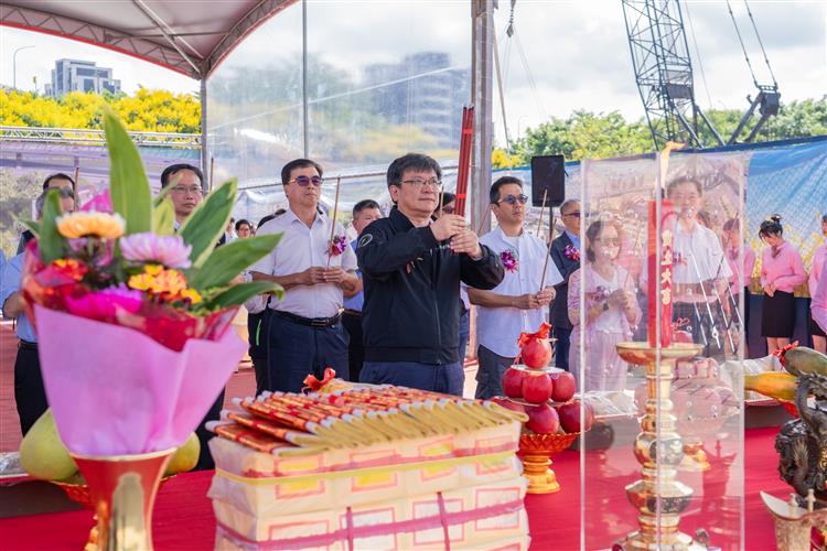 台電今(24)日舉行「松湖超高壓變電所暨多目標大樓開工祈福典禮」，由台電董事長曾文生率台電主管同仁與施工團隊共同祈求工程順利。