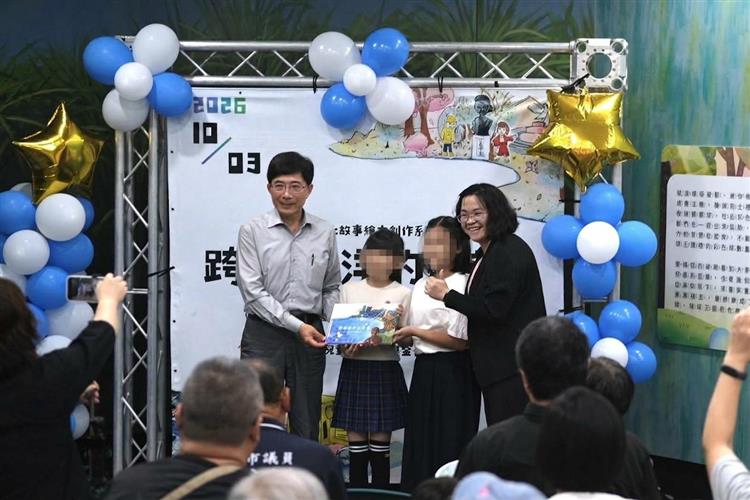 台糖副總經理胡聰年(左一)於今(3)日發表會致贈繪本予興糖國小，感謝師生投入創作、充實校園館藏