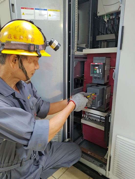 9月30日燃煤1、2號機正式停機，電氣人員隨即拆除有如電力脈搏總開關的「勵磁機磁場開關」。