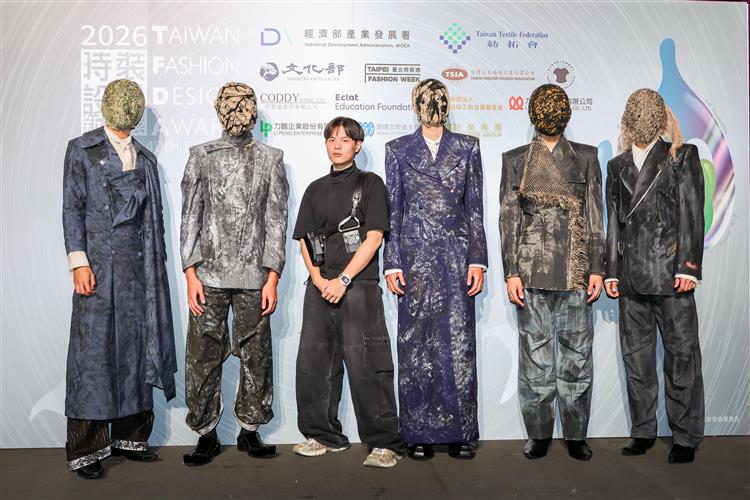 優勝獎得主翁昱玹(左三)及其作品「剝痕/ Flaking Strata」