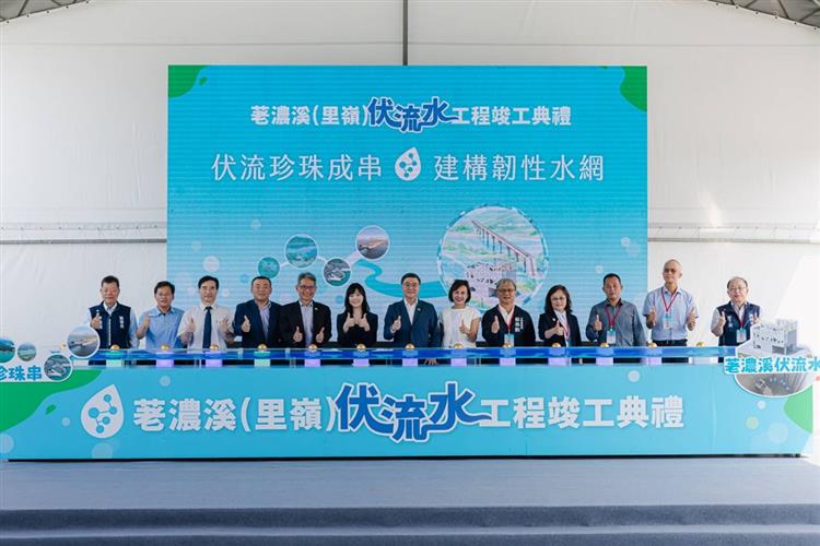 1.行政院長卓榮泰與與會貴賓按下啟動鈕，見證荖濃溪伏流水工程竣工