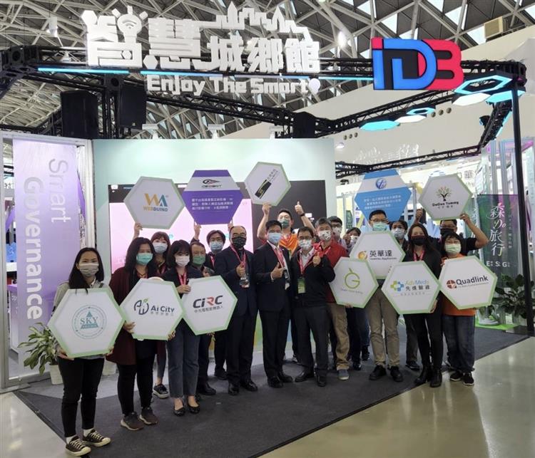 經濟部工業局呂正華局長(前排左五)、台北市電腦公會彭双浪理事長(前排左六)蒞臨智慧城鄉主題館，與參展廠商代表合影。