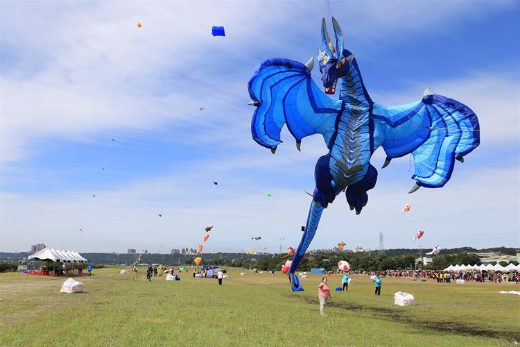 台糖池上牧野渡假村於11月18至19日舉辦風箏節活動，16米高飛天龍將在池上天空飛舞。