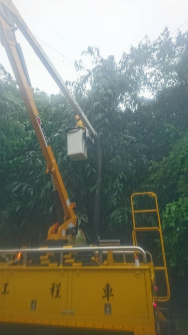 台電因應白鹿颱風停電災情，不分日夜皆於風雨中搶修復電