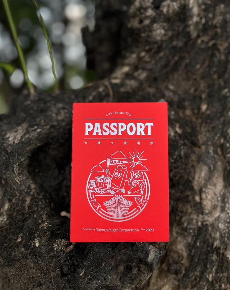 去年台糖推出文旅護照，邀請民眾一邊走訪台糖旅遊據點，一邊蒐集圖章兌換好禮。今年5月為慶祝台糖生日，加碼推出優惠活動。